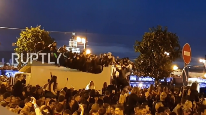 Dorinta de a vedea cat mai bine niste focuri de artificii era cat pe ce sa-i coste viata. Un grup de rusi au urcat pe acoperisul unui camion, iar acesta s-a prabusit Dorinta de a vedea cat mai bine niste focuri de artificii era cat pe ce sa-i coste viata. Un grup de rusi au urcat pe acoperisul unui camion, iar acesta s-a prabusit