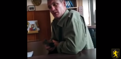 Barbatul care, potrivit politiei, a agresat ieri un sofer in fata Primariei si a lovit cu picioarele in automobilul acestuia, retinut. Ce le-a spus autoritatilor - VIDEO Barbatul care, potrivit politiei, a agresat ieri un sofer in fata Primariei si a lovit cu picioarele in automobilul acestuia, retinut. Ce le-a spus autoritatilor - VIDEO