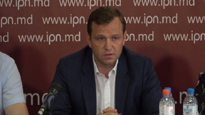 Reactia lui Nastase, dupa ce ieri politia a anuntat ca centrul capitalei a fost blocat din cauza unui protestatar, care a agresat un sofer: "Politistii americani se tavalesc de ras cand ii vad pe ai nostri"