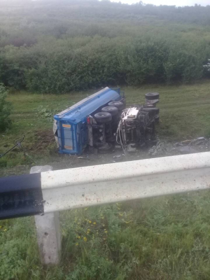 Un barbat a ajuns la spital, dupa ce camionul pe care il conducea s-a rasturnat, intr-un sat din Ungheni - FOTO