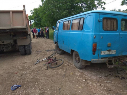 Un copil de 9 ani a decedat, dupa ce a fost lovit in plin de un camion, intr-o localitate din raionul Sangerei - GALERIE FOTO