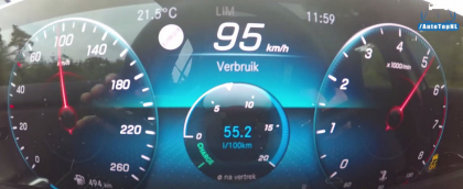 E cel mai mic motor pe care il poti pune pe un Mercedes. Cat de repede accelereaza propulsorul de 1.3 litri pana la 225 km/h - VIDEO