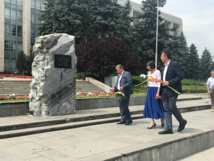 Liberalii, printre care Ghimpu, Chirtoaca si Fusu au depus flori la piatra instalata din fata Guvernului: au marcat 78 de ani de la Ocupatia sovietica a Basarabiei - FOTO Liberalii, printre care Ghimpu, Chirtoaca si Fusu au depus flori la piatra instalata din fata Guvernului: au marcat 78 de ani de la Ocupatia sovietica a Basarabiei - FOTO