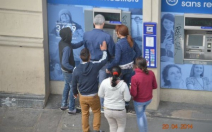 Cinci hoti, cel mai probabil bulgari sau romani, surprinsi in plina actiune. L-au inconjurat pe turist chiar la bancomat Cinci hoti, cel mai probabil bulgari sau romani, surprinsi in plina actiune. L-au inconjurat pe turist chiar la bancomat