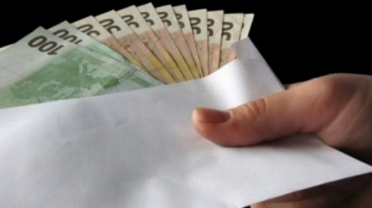 Au luat mii de euro de la mai multe persoane de la noi si din Rusia si le-au promis ca ii vor ajuta sa obtina cetatenie romana. Patru persoane, angajatii unei companii, pe banca acuzatilor Au luat mii de euro de la mai multe persoane de la noi si din Rusia si le-au promis ca ii vor ajuta sa obtina cetatenie romana. Patru persoane, angajatii unei companii, pe banca acuzatilor