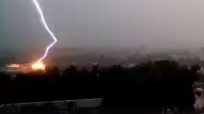 Imagini rare. Momentul in care un bloc de locuit din sectorul Rascani al capitalei este lovit de fulger. Ce a urmat - VIDEO Imagini rare. Momentul in care un bloc de locuit din sectorul Rascani al capitalei este lovit de fulger. Ce a urmat - VIDEO