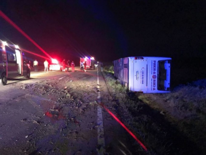 Grav accident in Romania. Un autocar cu 60 de persoane s-a rasturnat. Plan rosu de interventie - FOTO si VIDEO
