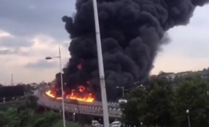 Explozie devastatoare pe o autostrada din Nigeria. 54 de masini au ars, 9 oameni au murit - VIDEO
