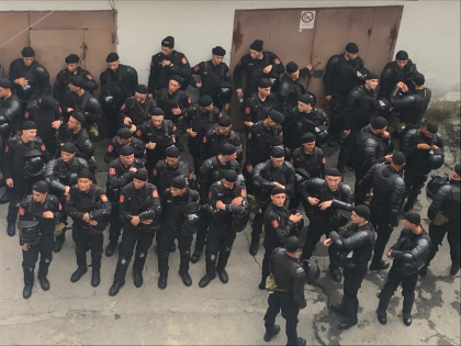 Zeci de politisti inarmati cu scuturi si bastoane de cauciuc au impanzit cladirea CEC-ului - GALERIE FOTO