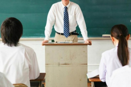 Un profesor de la un colegiu din Hancesti a fost retinut dupa ce a cerut de la un student bani pentru ca acesta sa primeasca nota 10 la examenul de licenta. Ce risca barbatul Un profesor de la un colegiu din Hancesti a fost retinut dupa ce a cerut de la un student bani pentru ca acesta sa primeasca nota 10 la examenul de licenta. Ce risca barbatul