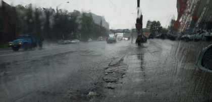 Vremea s-a dezlantuit si astazi. Ploua puternic in capitala, iar mai multe strazi din capitala sunt deja inundate - VIDEO