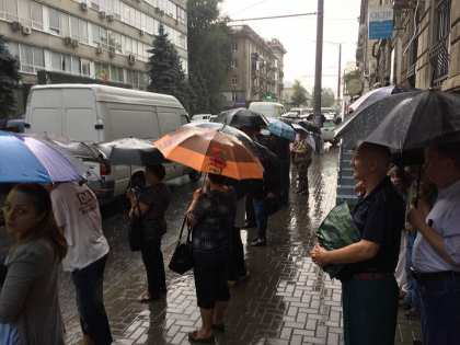 Protest in fata CEC. Nemultumiti de decizia CSJ, simpatizantii si sustinatorii PPDA si PAS, au scandat in fata institutiei: "Noi rezistam". Zona, impanzita de politisti - GALERIE FOTO Protest in fata CEC. Nemultumiti de decizia CSJ, simpatizantii si sustinatorii PPDA si PAS, au scandat in fata institutiei: "Noi rezistam". Zona, impanzita de politisti - GALERIE FOTO