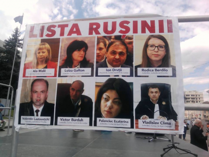 Participantii la protest au improvizat in PMAN o "tabla a rusinii" pe care au lipit poze cu magistratii care au declarat invalide alegerile de la Chisinau - GALERIE FOTO