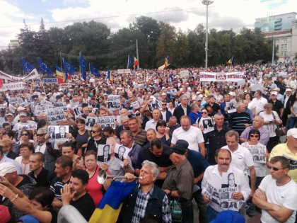 Protestul din PMAN s-a incheiat cu adoptarea unei rezolutii. De acolo, manifestantii au pornit in mars spre mai multe locatii din capitala. LIVE TEXT