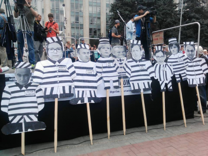 S-a strigat la unison: "hotii, hotii, hotii", in PMAN. Ce mesaje au scris manifestantii pe pancartele cu care au venit la protest. Pozele membrilor CEC, lipite pe cateva siluete confectionate din hartie - GALERIE FOTO S-a strigat la unison: "hotii, hotii, hotii", in PMAN. Ce mesaje au scris manifestantii pe pancartele cu care au venit la protest. Pozele membrilor CEC, lipite pe cateva siluete confectionate din hartie - GALERIE FOTO