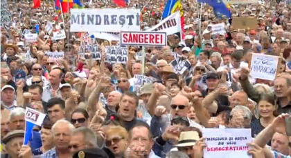 Cati oameni participa la protestul din PMAN, fiind nemultumiti de anularea definitiva a alegerilor de la Chisinau? Nastase: "Zeci de mii de oameni". Ce spune politia