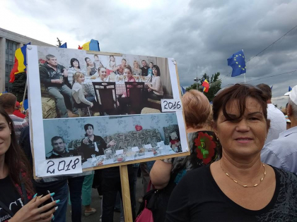 Poza care a emotionat tot internetul. Cum s-a schimbat viata unei familii din Republica Moldova in ultimii doi ani: "O pancarta cat 100 de cuvinte..." - FOTO Poza care a emotionat tot internetul. Cum s-a schimbat viata unei familii din Republica Moldova in ultimii doi ani: "O pancarta cat 100 de cuvinte..." - FOTO