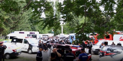 Imagini video, din timpul protestului, de pe teritoriul unitatii militare din strada Bulgara, din apropiere de resedinta democratului Vlad Plahotniuc. Ce se intampla acolo - VIDEO/ZdG.MD Imagini video, din timpul protestului, de pe teritoriul unitatii militare din strada Bulgara, din apropiere de resedinta democratului Vlad Plahotniuc. Ce se intampla acolo - VIDEO/ZdG.MD