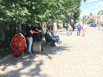 Fiul analistului politic Anatol Taranu, care a fost gasit impuscat intr-un apartament din capitala, petrecut pe ultimul drum. Zeci de oameni au mers sa-si ia ramas bun de la Teodor - GALERIE FOTO