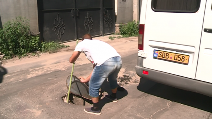 A ocolit o gura de canalizare si a dat peste un pieton. Un barbat a ajuns la spital, dupa ce a fost lovit de un microbuz de ruta. Ce spune soferul microbuzului