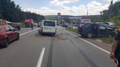 Grav accident pe soseaua Chisinau - Orhei. Doi soti, transportati la spital, dupa ce trei automobile s-au ciocnit violent intre ele - GALERIE FOTO Grav accident pe soseaua Chisinau - Orhei. Doi soti, transportati la spital, dupa ce trei automobile s-au ciocnit violent intre ele - GALERIE FOTO
