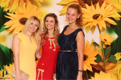 Invitatii Summer Party, impresionati de panoul spectaculos, decorat cu floarea-soarelui 3D. Vezi imagini colorate, desprinse dintr-un tablou de vara - VIDEO