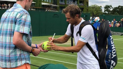 Radu Albot s-a calificat in turul doi de la Wimbledon. Tenismanul moldovean a obtinut o victorie uriasa in fata numarului 12 mondial, Pablo Carreno-Busta Radu Albot s-a calificat in turul doi de la Wimbledon. Tenismanul moldovean a obtinut o victorie uriasa in fata numarului 12 mondial, Pablo Carreno-Busta
