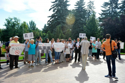 Protest in fata Parlamentului: "Candu, demisia!. Miliardele - inapoi, guvernarea - la gunoi! Vrem votul inapoi", scandeaza manifestantii - GALERIE FOTO/LIVE TEXT Protest in fata Parlamentului: "Candu, demisia!. Miliardele - inapoi, guvernarea - la gunoi! Vrem votul inapoi", scandeaza manifestantii - GALERIE FOTO/LIVE TEXT