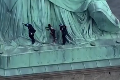 O femeie s-a catarat pe Statuia Libertatii. Ce mesaj a vrut sa transmita - VIDEO