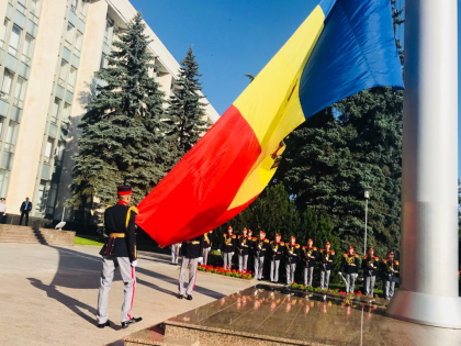 Zi de doliu national in Republica Moldova. Drapelele de la Guvern au fost coborate in berna in memoria victimelor celui de-al doilea val de deportari - GALERIE FOTO