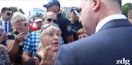 O victima a deportarilor il intreaba pe Pavel Filip cum sa traiasca cu 1000 de lei pe luna. " Am 5000 datorie pe incalzire, 700 dau pe medicamente, cu ce sa traiesc? Va bateti joc de noi". Ce a raspuns premierul - VIDEO/ZdG.md O victima a deportarilor il intreaba pe Pavel Filip cum sa traiasca cu 1000 de lei pe luna. " Am 5000 datorie pe incalzire, 700 dau pe medicamente, cu ce sa traiesc? Va bateti joc de noi". Ce a raspuns premierul - VIDEO/ZdG.md