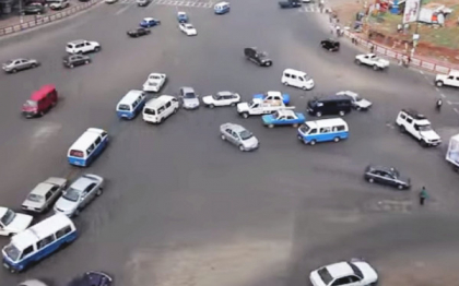 Cea mai periculoasa intersectie din lume. Cinci benzi pe sens si niciun semafor Cea mai periculoasa intersectie din lume. Cinci benzi pe sens si niciun semafor
