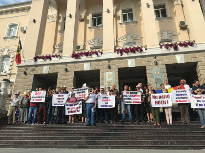 Politistii care pazesc sediul PD si casa lui Plahotniuc - subiectul unui protest, la MAI: "Nu paziti hotii", "Aparati poporul, nu dictatorul". Simpatizantii PAS si PPDA au blocat pentru cateva minute bulevardul Setefan cel Mare - GALERIE FOTO Politistii care pazesc sediul PD si casa lui Plahotniuc - subiectul unui protest, la MAI: "Nu paziti hotii", "Aparati poporul, nu dictatorul". Simpatizantii PAS si PPDA au blocat pentru cateva minute bulevardul Setefan cel Mare - GALERIE FOTO
