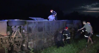 Un autocar care transporta 43 copii, rasturnat in Suceava. Numarul victimelor transportate la spital