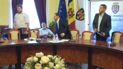 Sedinta saptamanala a Primariei, amanata. Rand pe rand, functionarii au parasit sala. Codreanu: "O sa fiu succint. Ne auzim" - FOTO Sedinta saptamanala a Primariei, amanata. Rand pe rand, functionarii au parasit sala. Codreanu: "O sa fiu succint. Ne auzim" - FOTO