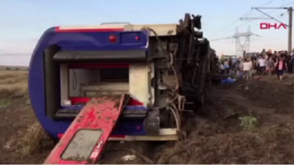 Grav accident feroviar in Turcia. 24 de persoane au murit, iar peste 70 au fost ranite dupa ce un tren a deraiat de pe sine si s-a rasturnat - VIDEO Grav accident feroviar in Turcia. 24 de persoane au murit, iar peste 70 au fost ranite dupa ce un tren a deraiat de pe sine si s-a rasturnat - VIDEO