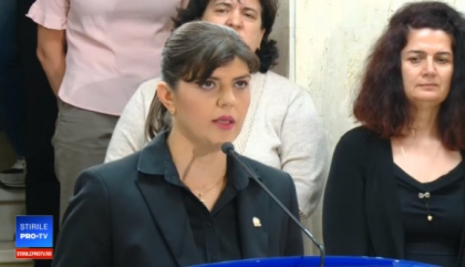 Momentul in care Laura Codruta Kovesi este aplaudata de colegii din DNA: "Nu abandonati!" - FOTO Momentul in care Laura Codruta Kovesi este aplaudata de colegii din DNA: "Nu abandonati!" - FOTO