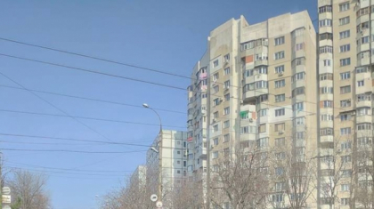 Un taxi a ajuns cu rotile in sus, dupa ce un alt vehicul nu i-a cedat trecerea si s-au tamponat pe strada Florilor din capitala. Politistii impreuna cu trecatorii au pus masina pe roti - GALERIE FOTO Un taxi a ajuns cu rotile in sus, dupa ce un alt vehicul nu i-a cedat trecerea si s-au tamponat pe strada Florilor din capitala. Politistii impreuna cu trecatorii au pus masina pe roti - GALERIE FOTO