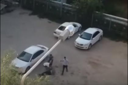 Sofer de taxi din Rusia, lovit cu caramizile in cap de 4 pasageri. Momentul surprins - VIDEO