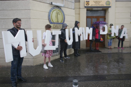 Sustinatori ai lui Kovesi, in fata sediului institutiei: " Multumim DNA!" - FOTO Sustinatori ai lui Kovesi, in fata sediului institutiei: " Multumim DNA!" - FOTO