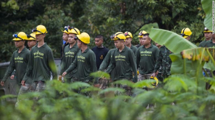 Succes pentru salvatorii din Thailanda. Toti cei 13 membri ai echipei de fotbal, prinsi in pestera Tham Luan din Thailanda, au fost scosi la suprafata in viata Succes pentru salvatorii din Thailanda. Toti cei 13 membri ai echipei de fotbal, prinsi in pestera Tham Luan din Thailanda, au fost scosi la suprafata in viata
