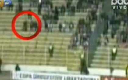 "Fantoma" surprinsa de camere de filmat in tribune, in timpul unui meci de fotbal din capitala Boliviei. VIDEO