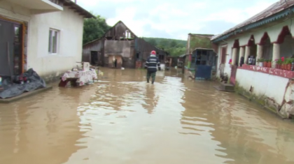 Inundatiile au alungat din case mii de romani: "Veneau numai valuri. M-am ingrozit"