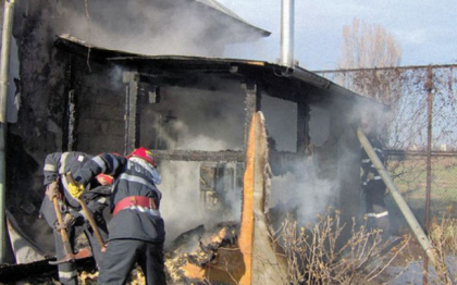 O mama din Telenesti a ramas pe drumuri cu cei patru copii ai ei. Iubitul femeii a dat foc la casa in care locuiau. Cum s-a intamplat totul