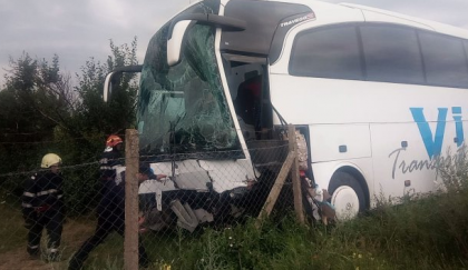 Accident grav in Iasi. Un autobuz cu 14 moldoveni s-a lovit cu un microbuz si un autoturism. Soferul autoturismului, vicepresedinte PMP la nivel national, s-a stins pe loc. Imagini dramatice - VIDEO
