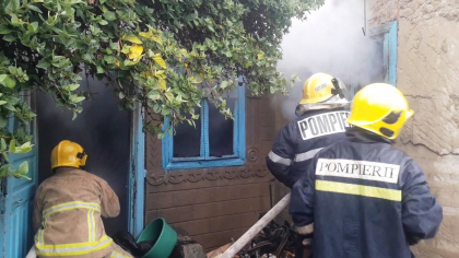 Incendiu intr-o gospodarie din Cahul. O anexa a fost mistuita de flacari, dupa ce o butelie cu gaz a explodat. Interventia pompierilor - FOTO si VIDEO