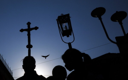Ucis de cruce. Un crucifix ridicat in memoria Papei Ioan Paul al II-lea a strivit un barbat de 21 de ani, in timpul ceremoniei Ucis de cruce. Un crucifix ridicat in memoria Papei Ioan Paul al II-lea a strivit un barbat de 21 de ani, in timpul ceremoniei