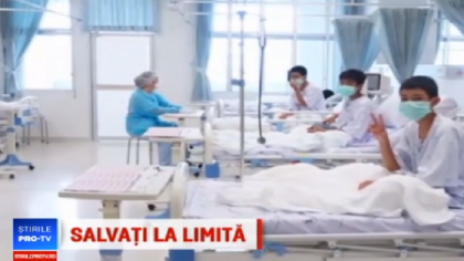 Primele imagini cu copiii salvati din pestera din Thailanda. Cum se simt cei 12 baieti: au slabit cate doua kilograme - VIDEO Primele imagini cu copiii salvati din pestera din Thailanda. Cum se simt cei 12 baieti: au slabit cate doua kilograme - VIDEO