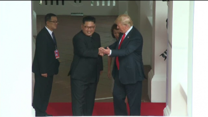 Ce l-a inspirat pe Trump sa-l numeasca "omul-racheta" pe Kim. Cadoul pregatit de presedintele SUA Ce l-a inspirat pe Trump sa-l numeasca "omul-racheta" pe Kim. Cadoul pregatit de presedintele SUA