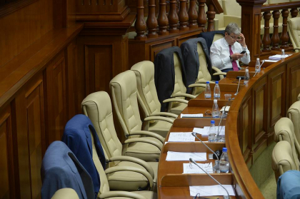 Sacoul este, deputatul... nu-i. Patru alesi ai poporului si-au lasat hainele in plen si au plecat, altii circa 35 au iesit pur si simplu de la sedinta - GALERIE FOTO Sacoul este, deputatul... nu-i. Patru alesi ai poporului si-au lasat hainele in plen si au plecat, altii circa 35 au iesit pur si simplu de la sedinta - GALERIE FOTO
